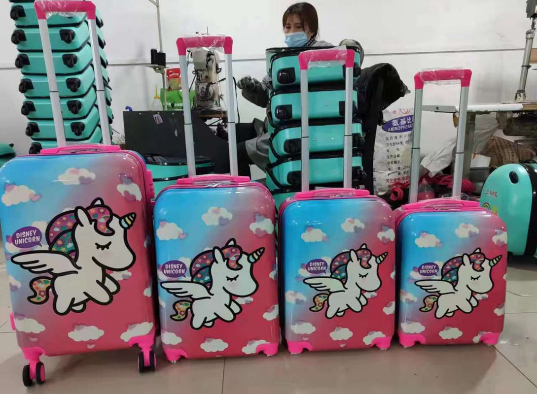 Uma grande maleta rosa de unicórnios com um cabo de roda giratória Uma maleta leve para crianças Viagens Olá meus gatinhos crianças
